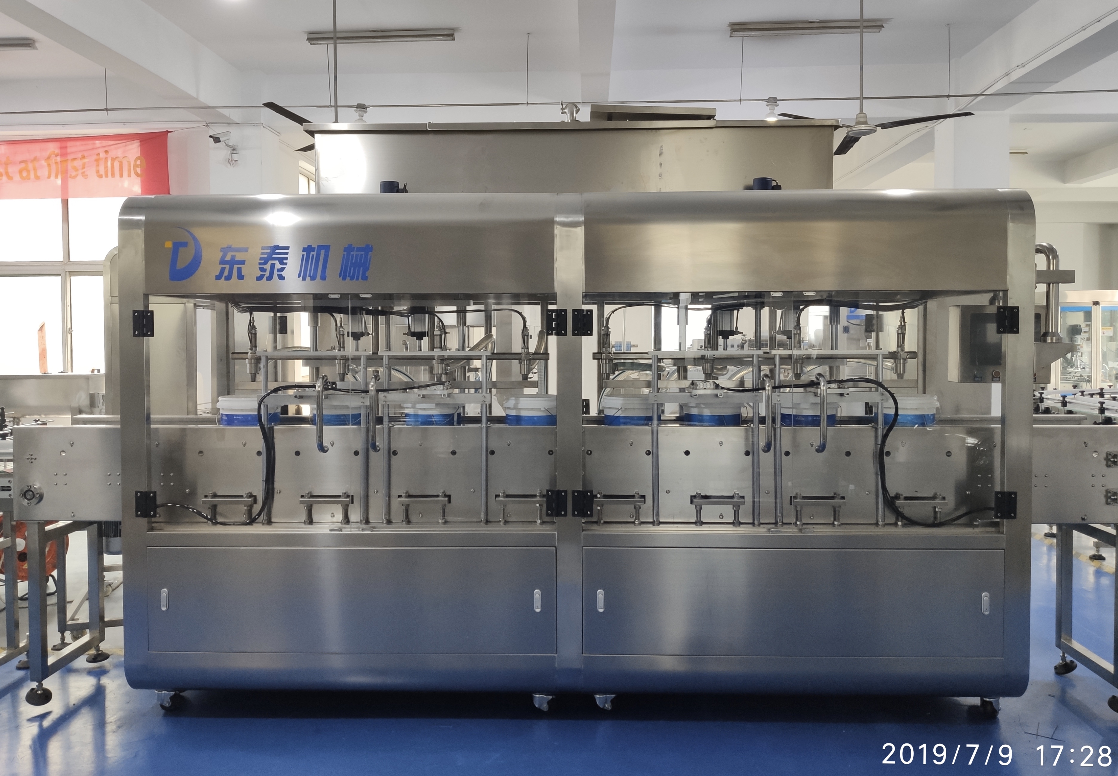 潤(rùn)滑油多頭大桶灌裝機(jī) 先進(jìn)技術(shù)產(chǎn)量高！
